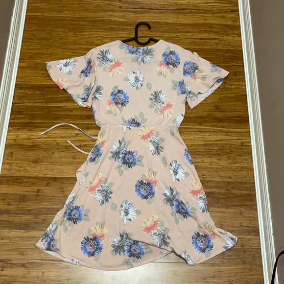 Alya faux wrap dress - Picture 2 of 4